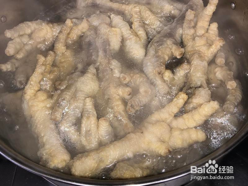 不会爆油的豉汁凤爪的做法
