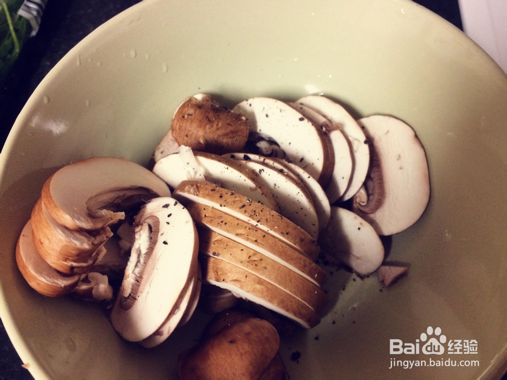 一个人做清香口蘑芝麻菜