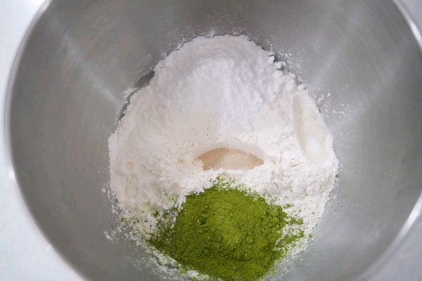 缤纷抹茶花环面包