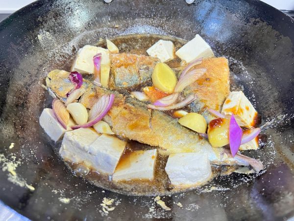 东北家常菜鲅鱼炖豆腐