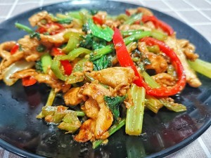 鸡胸肉新吃法孜然芹菜彩椒炒鸡胸肉