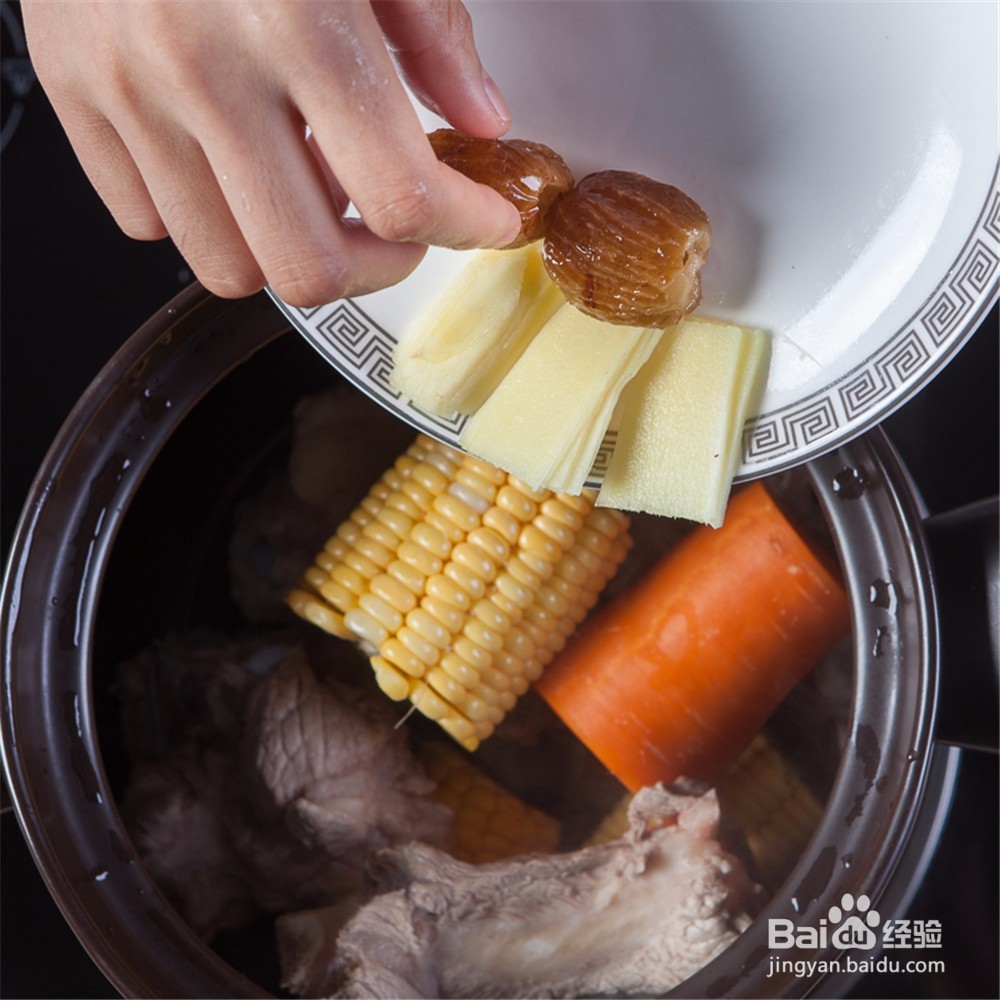 逛食记丨胡萝卜玉米煲猪骨,老火靓汤的标配