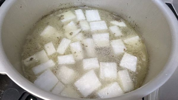 松茸白萝卜牛排骨汤