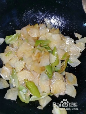 尖椒土豆片的做法。