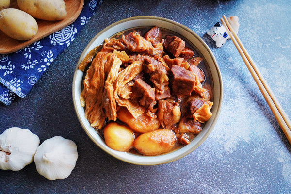 红烧土豆牛腩焖腐竹