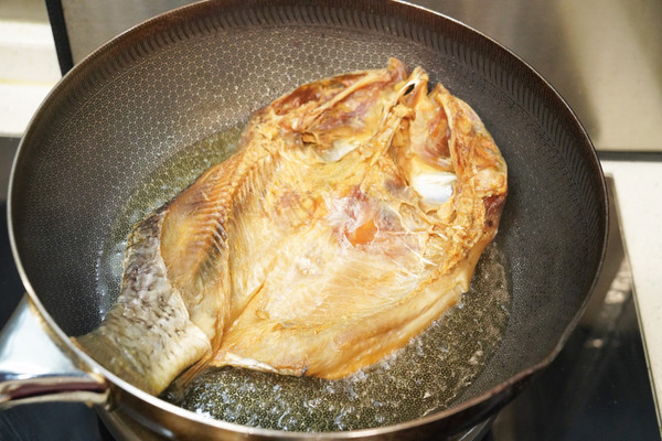 豉油焖烧鲫鱼干