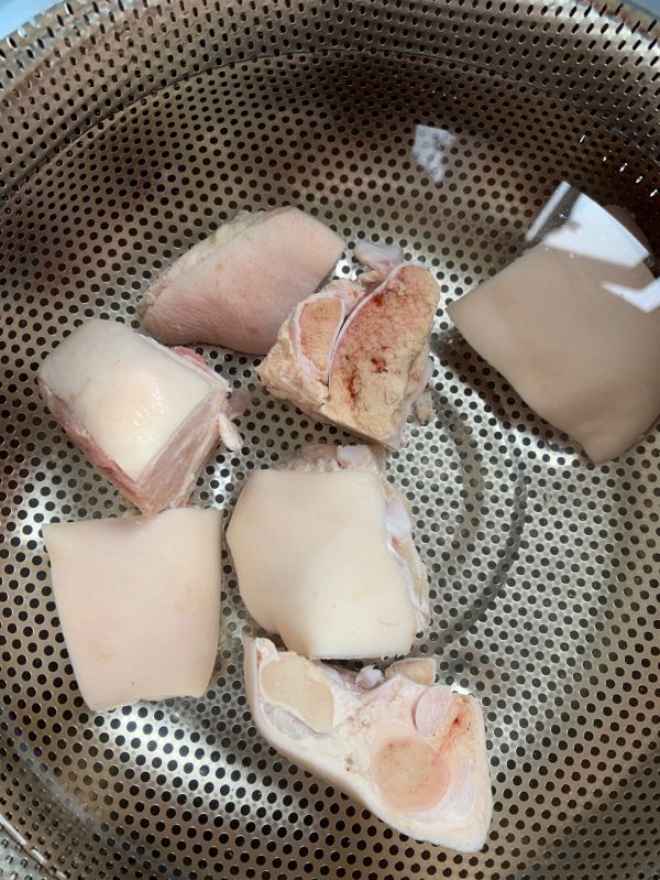 莲藕花生玉米猪脚汤