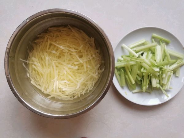 减肥这样吃芹菜土豆丝