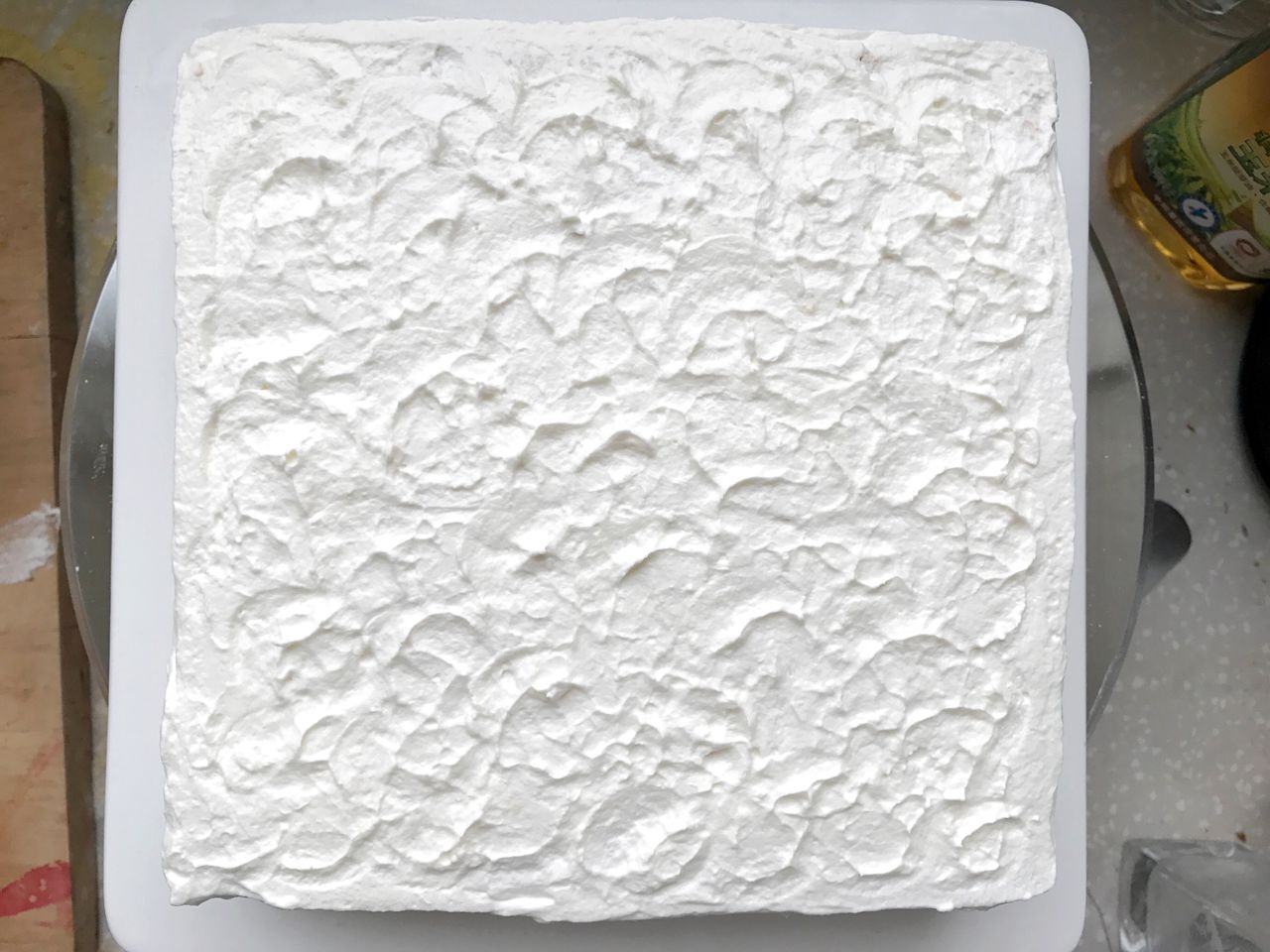 让我们一起学习草莓慕斯奶油蛋糕的做法吧