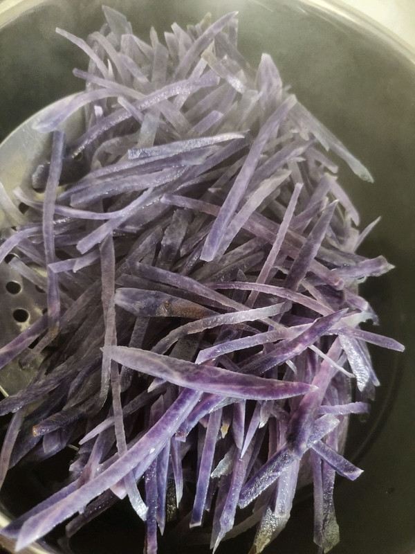 凉拌紫色土豆丝