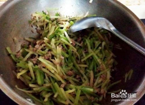 降压蔬菜:肉沫炒芹菜土豆丝
