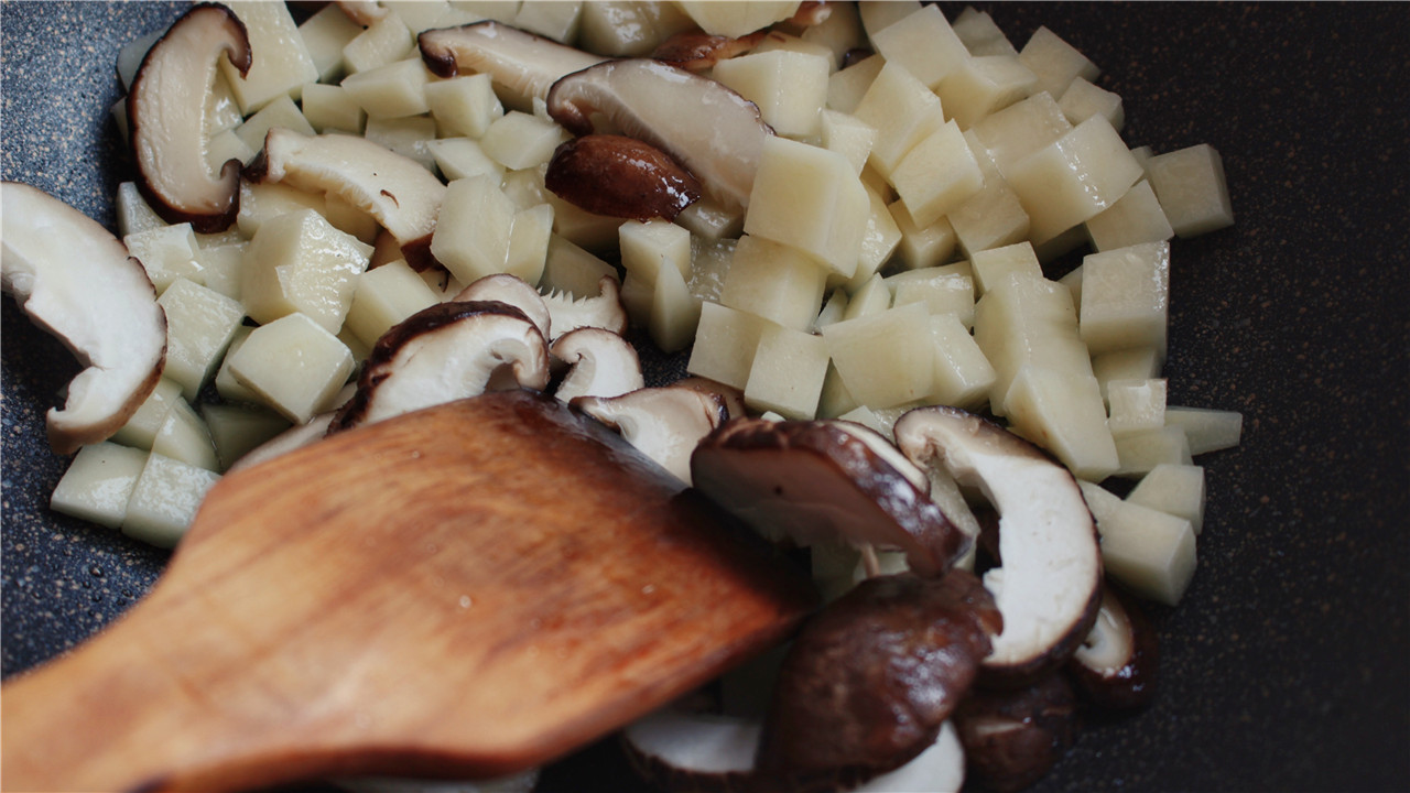 香菇土豆油饭的做法，妈妈们学会了吗？
