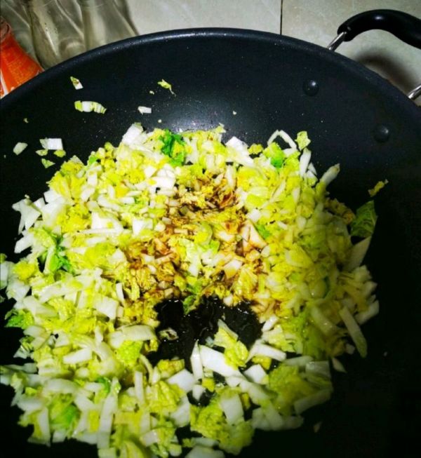 黑全麦白菜猪肉包