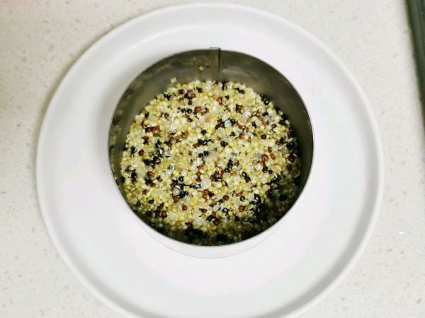 金枪鱼藜麦沙拉