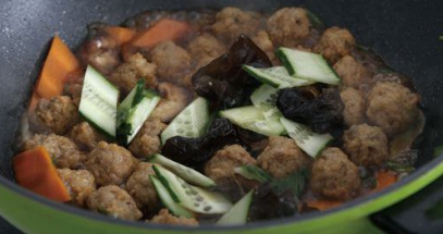 如何制作家常红烧丸子