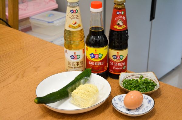 鸡蛋黄瓜鲜汤面