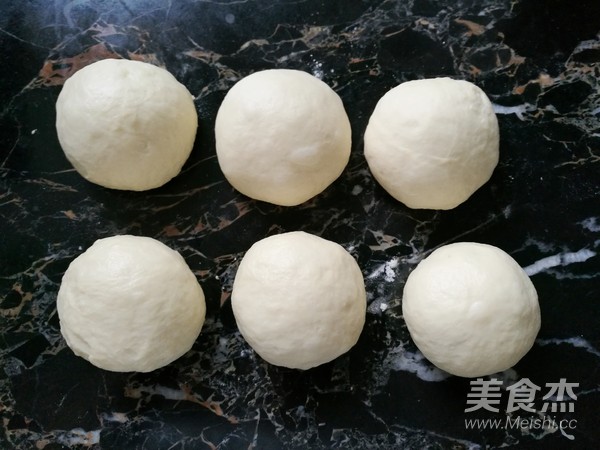 罗勒香肠早餐包