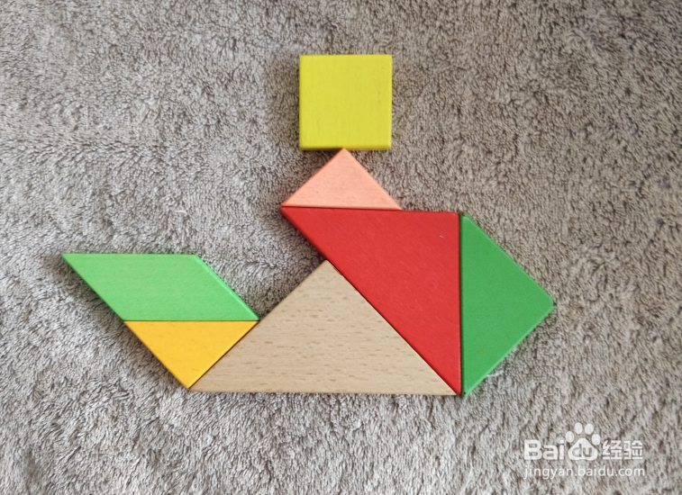 驾驶摩托艇的小哥哥用七巧板怎么拼