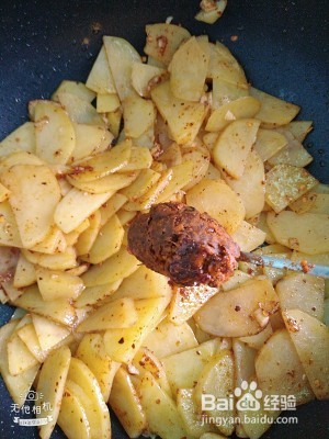 麻辣土豆片的做法。