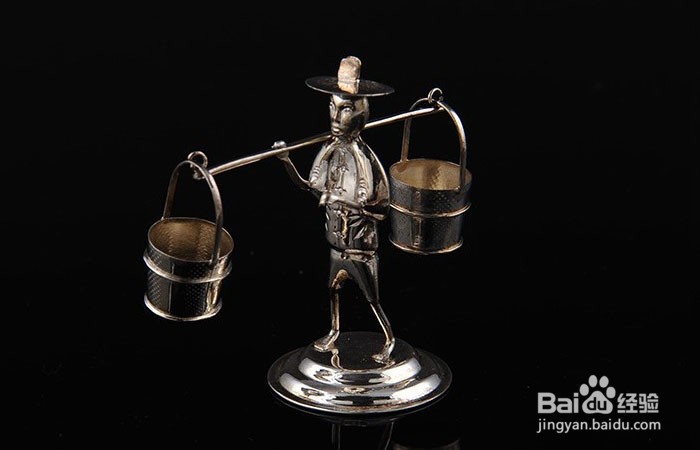 银器中的挑担子人物摆件如何欣赏