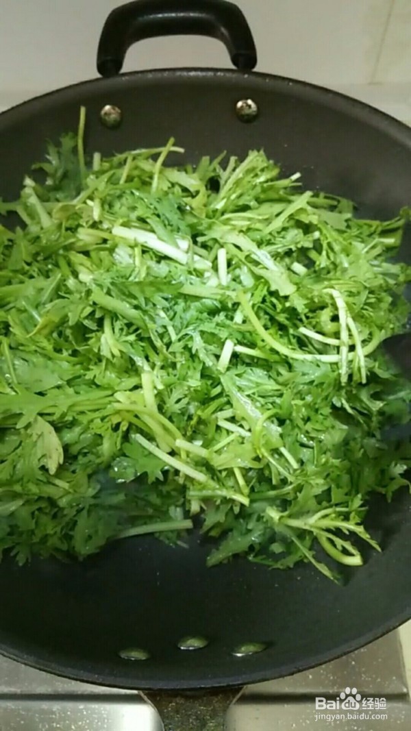 茼蒿炒肉的做法