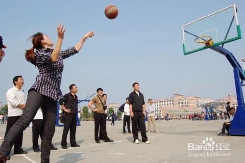 打篮球时怎么投篮才能准