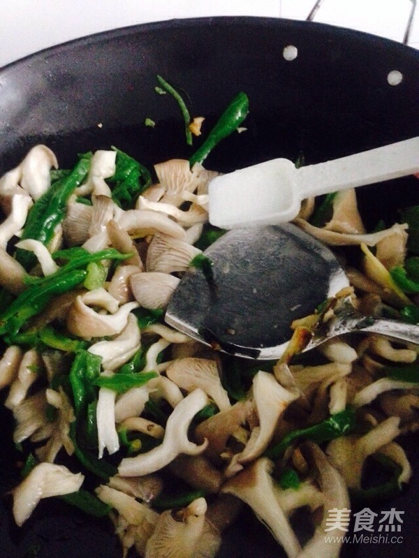 酸辣青椒炒平菇