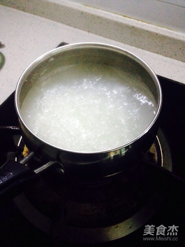 冰糖桂圆枸杞大米粥