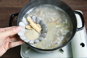 金猪送福煲鸡汤的做法