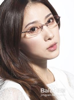 戴上了眼镜如何简洁涂眼霜