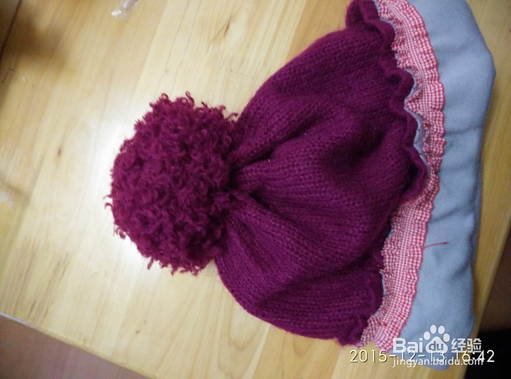 如何用旧毛衣改造毛绒帽子?