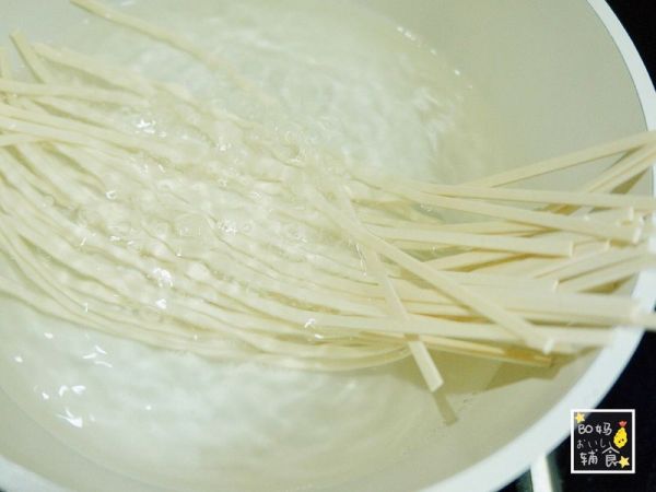 菠萝酸奶鲜虾拌乌冬