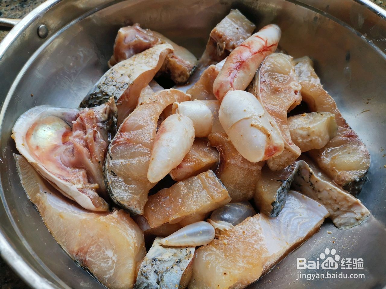 蒜子瓦块鱼炖豆腐的做法