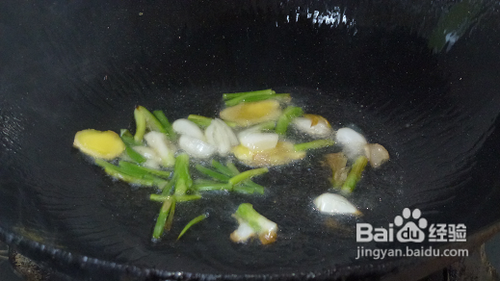 怎么用洋葱加泡椒炒大肠