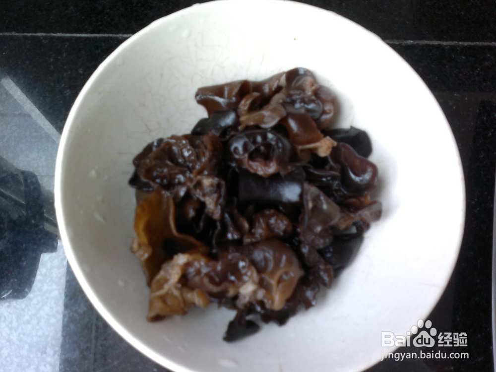 开春应季菜竹笋木耳炒蒜苗的做法