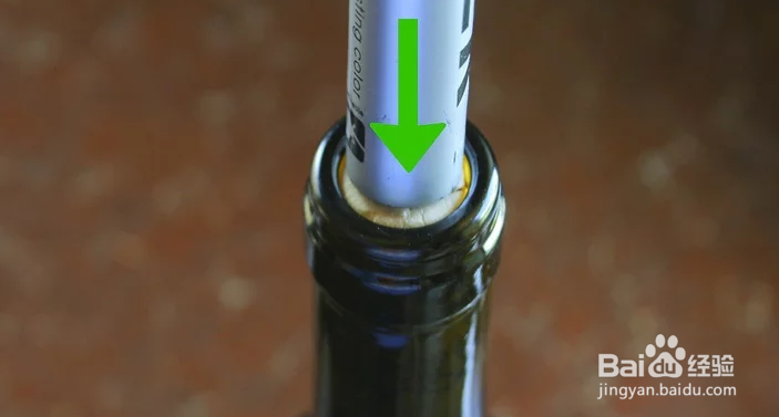 如何不用开瓶器打开酒瓶
