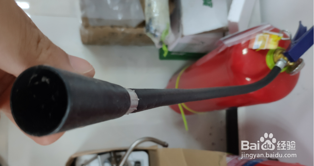 如何检查并使用干粉灭火器