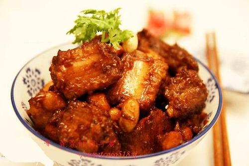 花生烧排骨的做法
