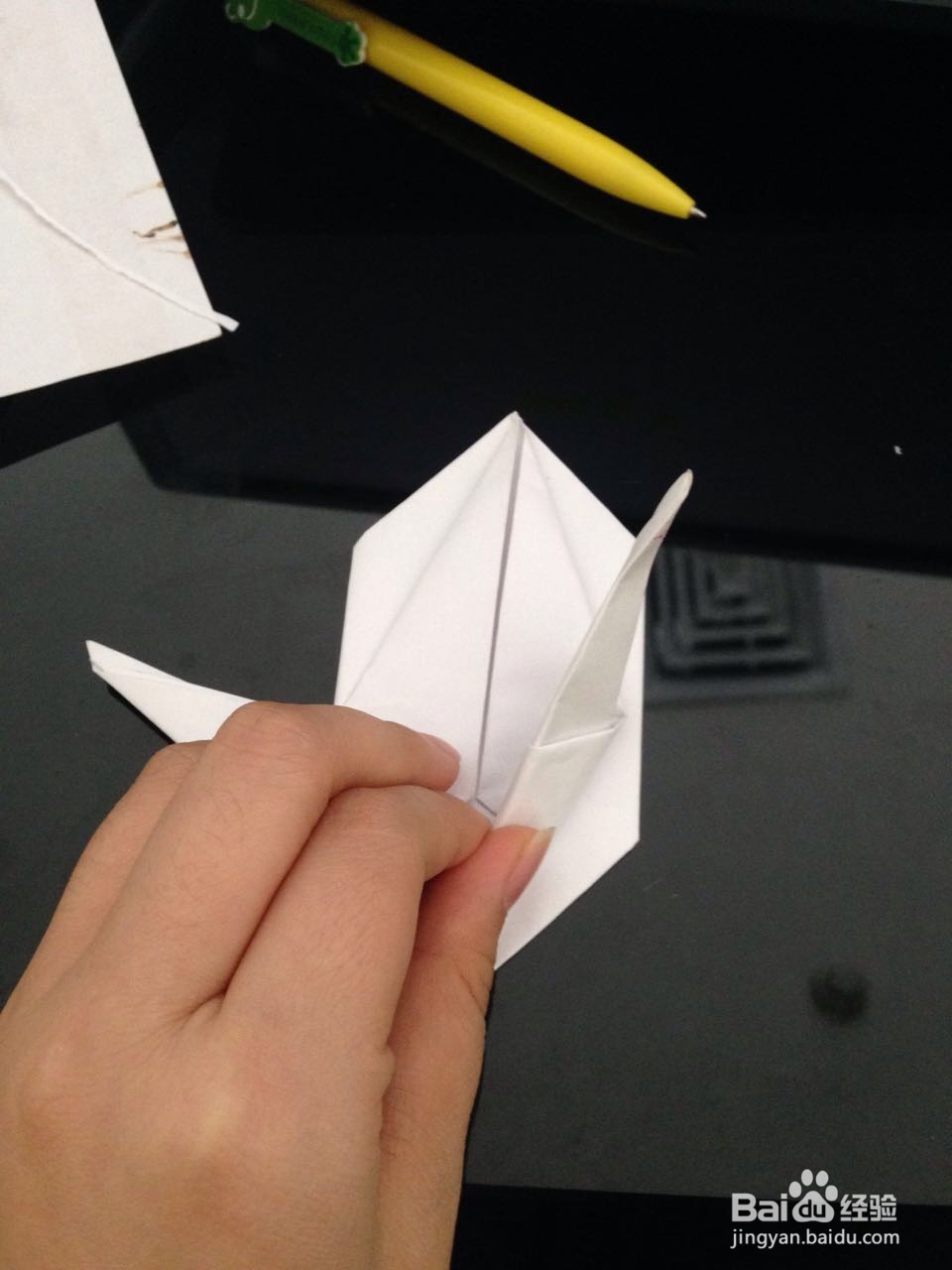 用纸折出可爱的小兔子