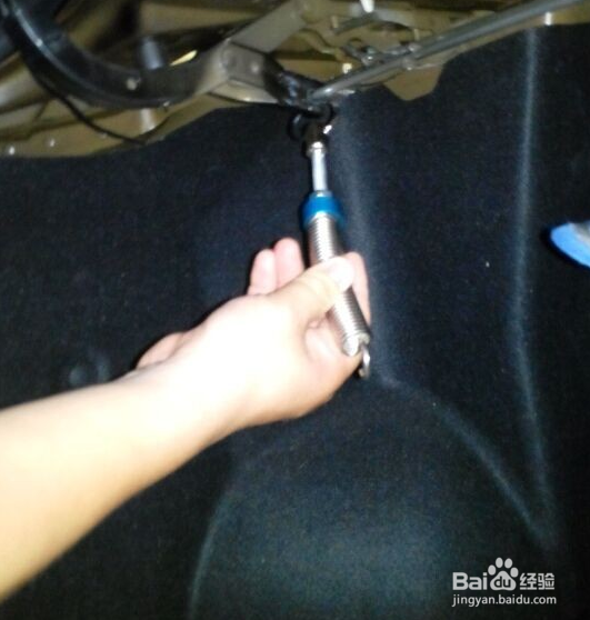 别克凯越后备箱拉杆安装教程