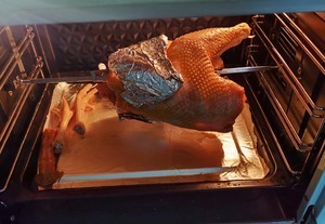 把烤鸡放进烤箱,按烤鸡功能,温度210度烤46—60分钟