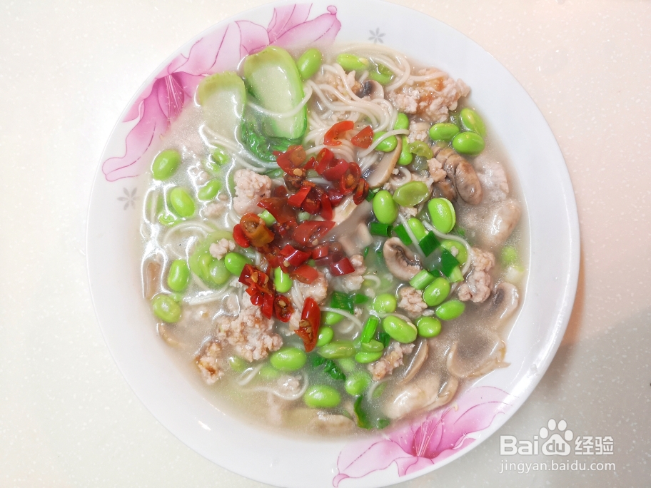 百吃不厌的菌肉汤面蘑菇毛豆肉汤面
