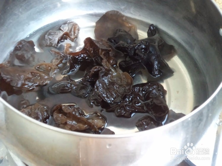 如何做出好吃的黑木耳拌芹菜