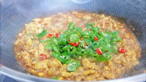 鸡蛋酱拌玉米面条