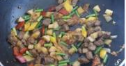 泡菜萝卜炒牛肉的制作过程