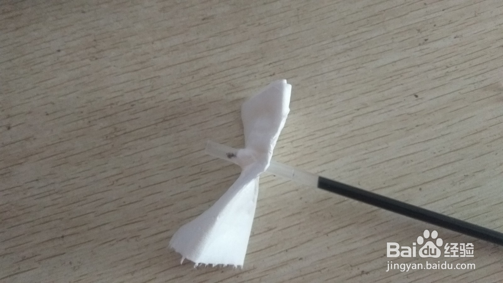 如何用一块手纸和一个中性笔芯做简易的手机支架