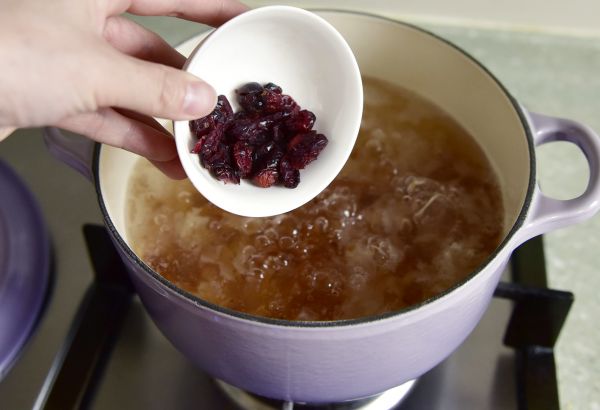 蔓越莓桃胶银耳羹