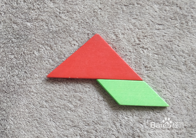 用七巧板怎样拼一个坐着修复纸飞机的小学生呢？