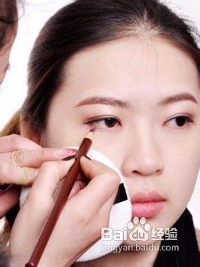 白领丽人如何化淡妆最得体