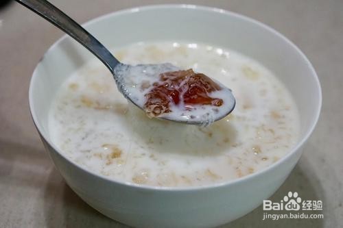 牛奶炖银耳的功效